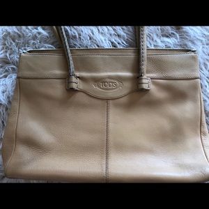 Tod’s large shoulder bag classic style in cream!